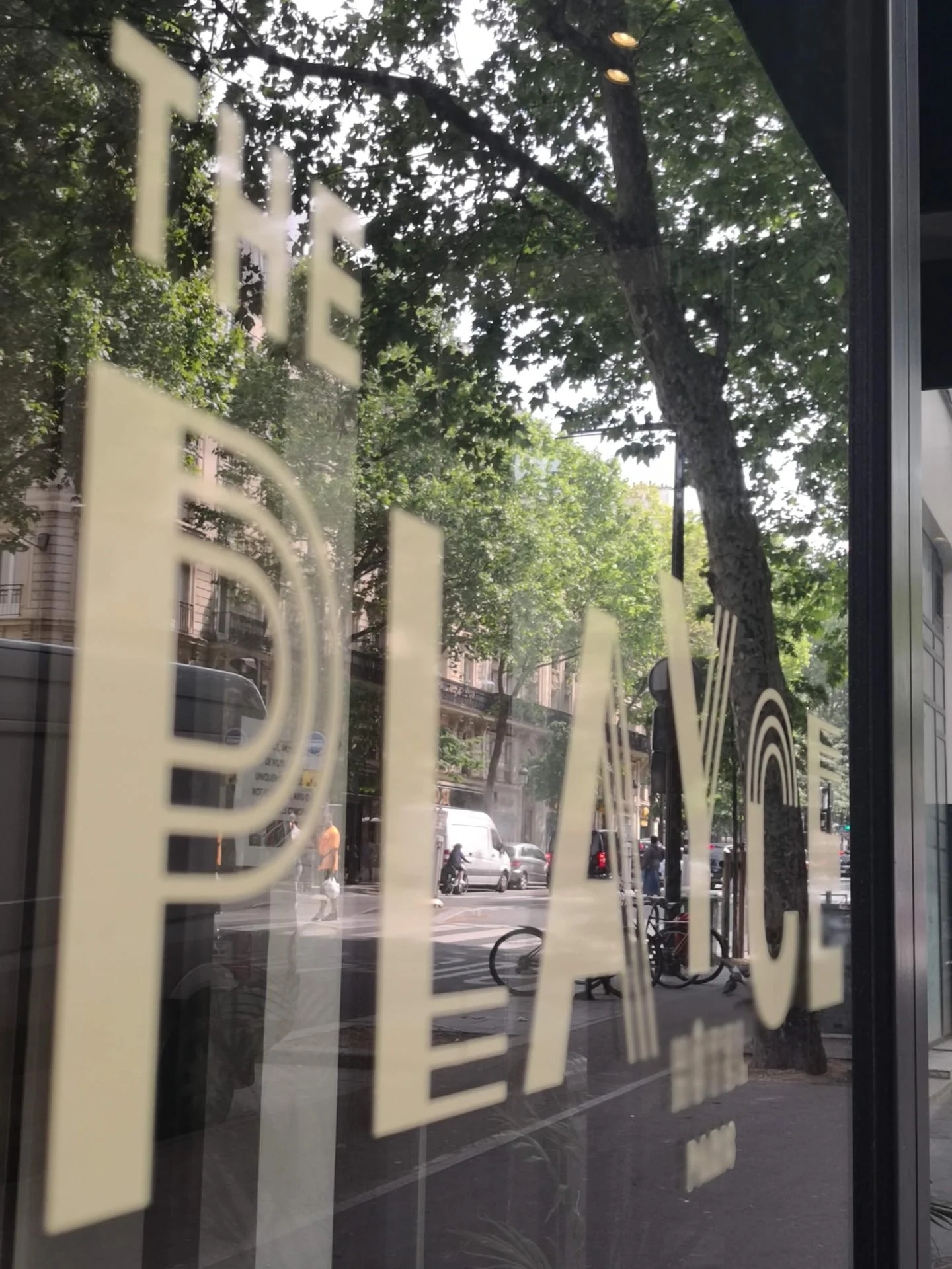 Adhesif creme sur vitrine le playce paris va enseignes