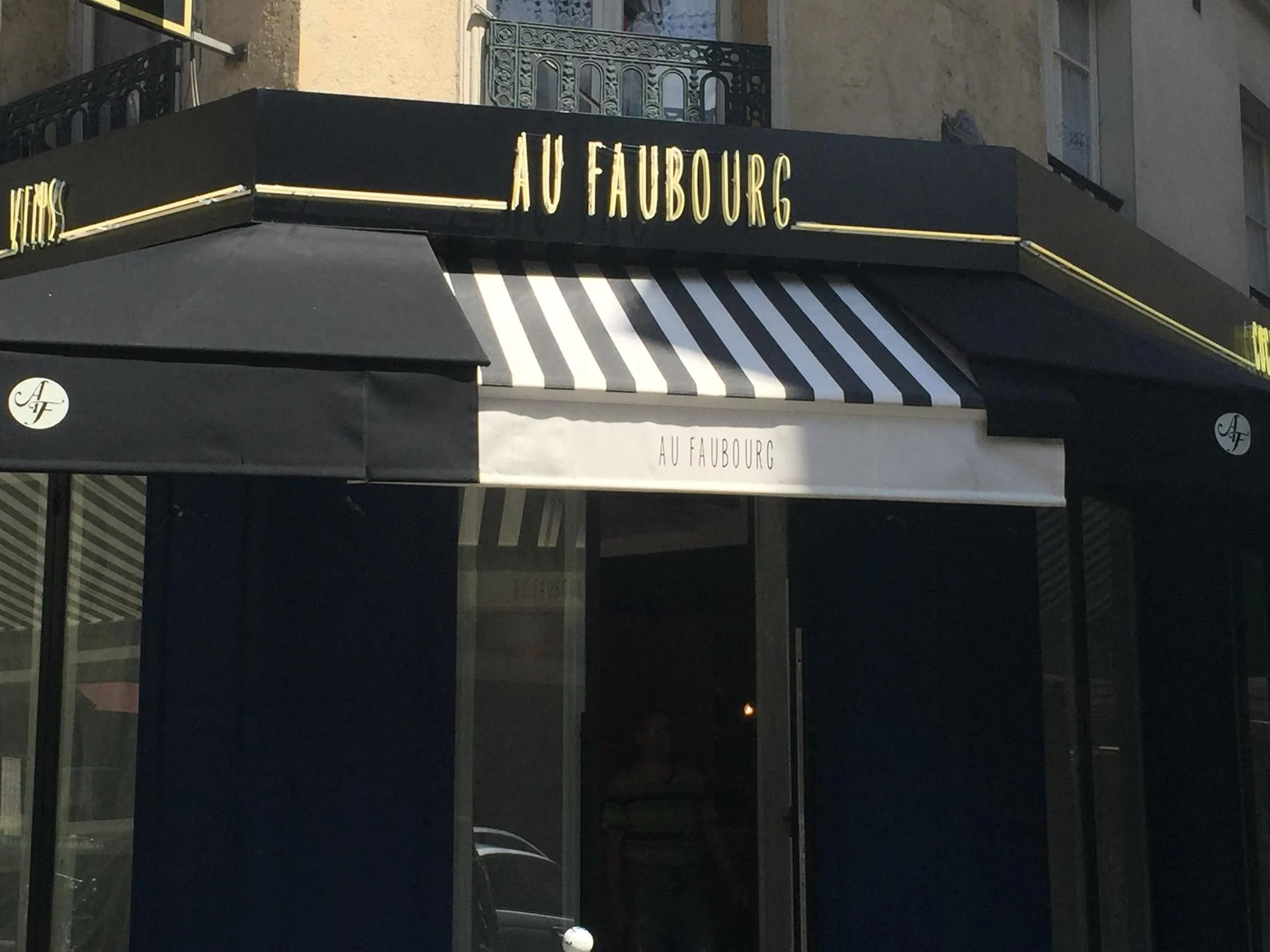 Apres intervention va enseignes stores au faubour brasserie paris lettrage neon soufflage de verre grande luminosite joue et coin fixe personnalise2