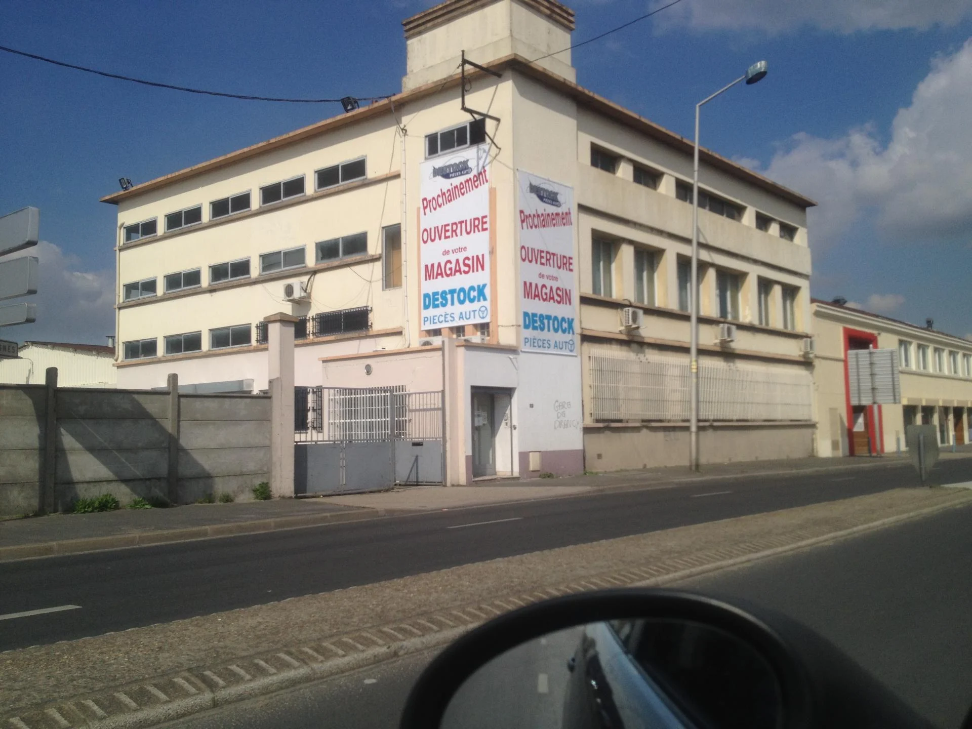 Bache imprimee enseigne grand format destock a pantin par va enseignes
