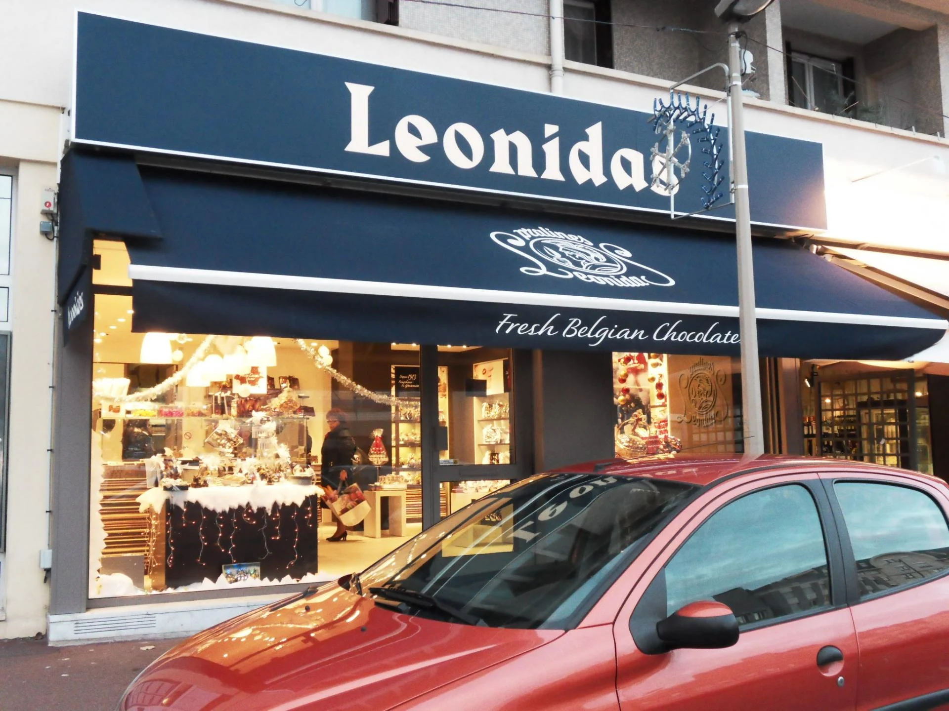 Chocolatier leonidas franconville region parisienne store complet logo a la lettre peinte joue fixe bandeau caisson lumineux lumineux par va enseigns stores 2