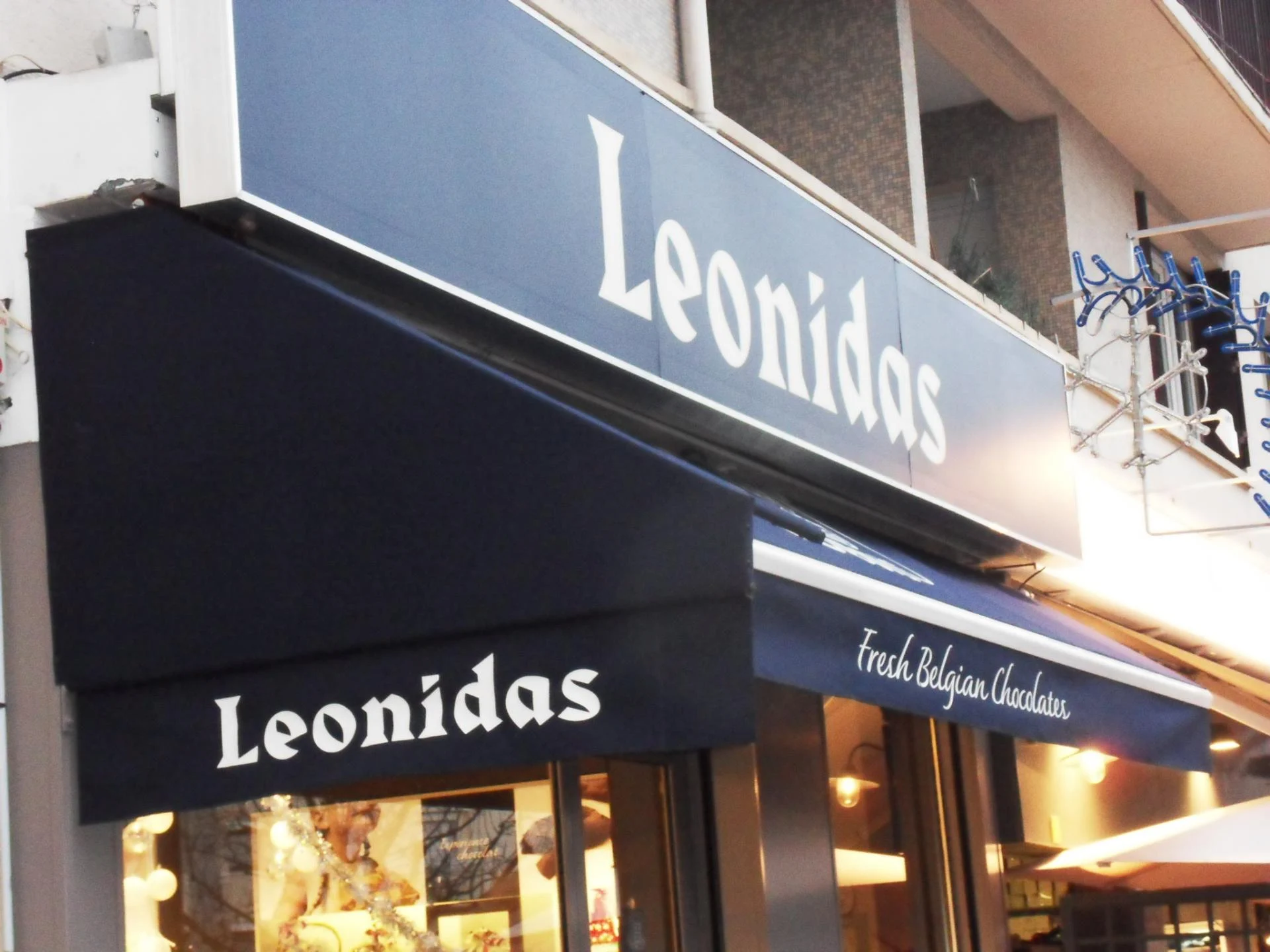 Chocolatier leonidas franconville region parisienne store complet logo a la lettre peinte joue fixe bandeau caisson lumineux lumineux par va enseigns stores jpg