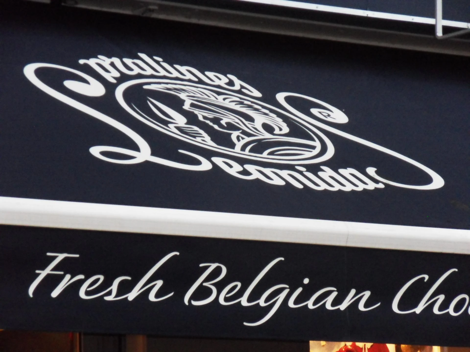 Chocolatier leonidas franconville region parisienne store complet logo a la lettre peinte joue fixe bandeau caisson lumineux lumineux par va enseigns stores5