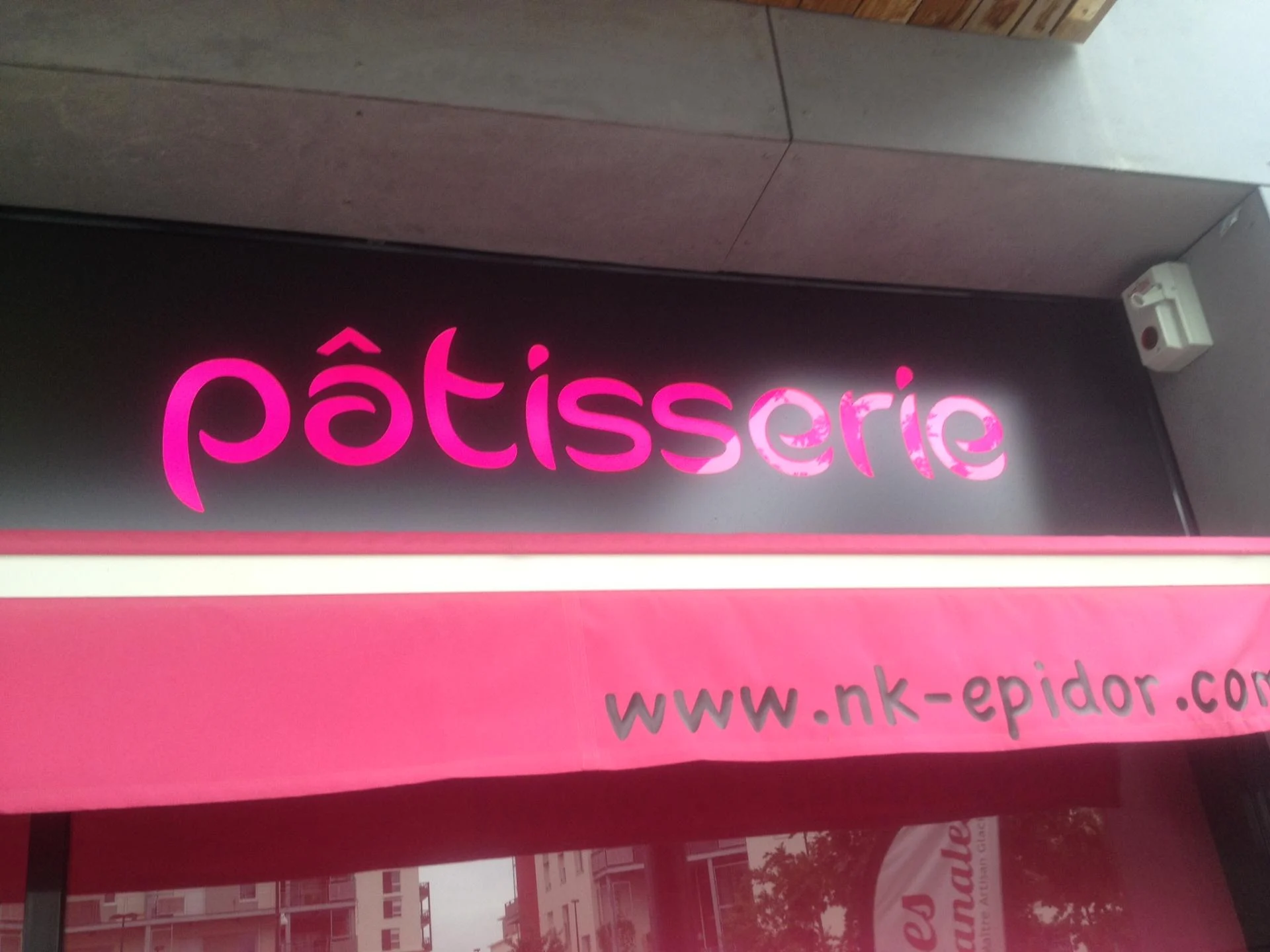 Enseign bandeau lumineux et inscrustation de lettre fluo par va enseignes stores2
