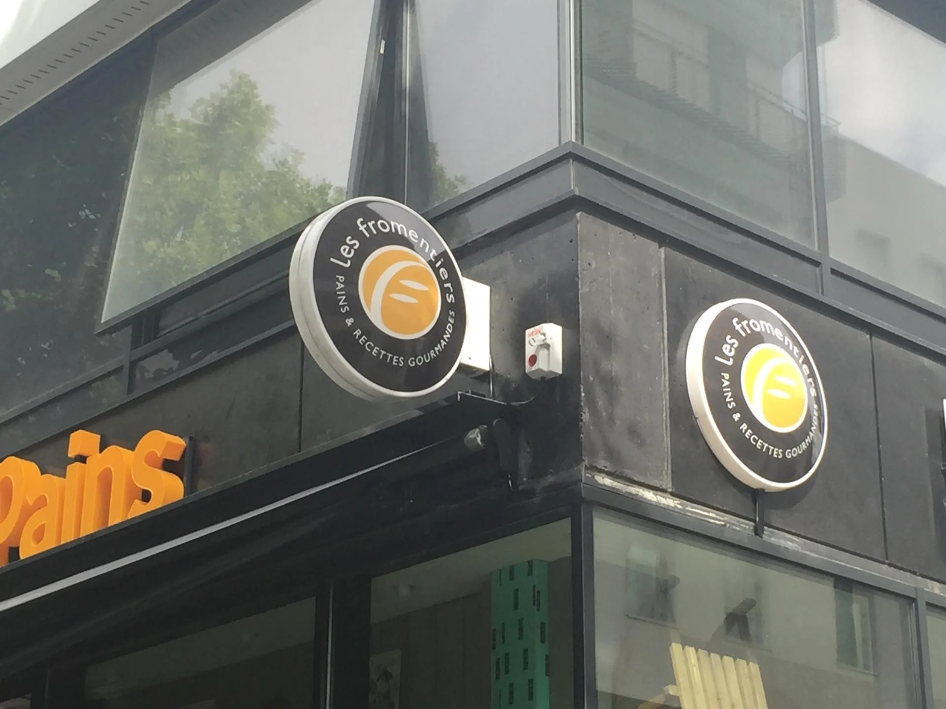 Enseignes doucle face ronde et bombee lumineux va enseignes et stores