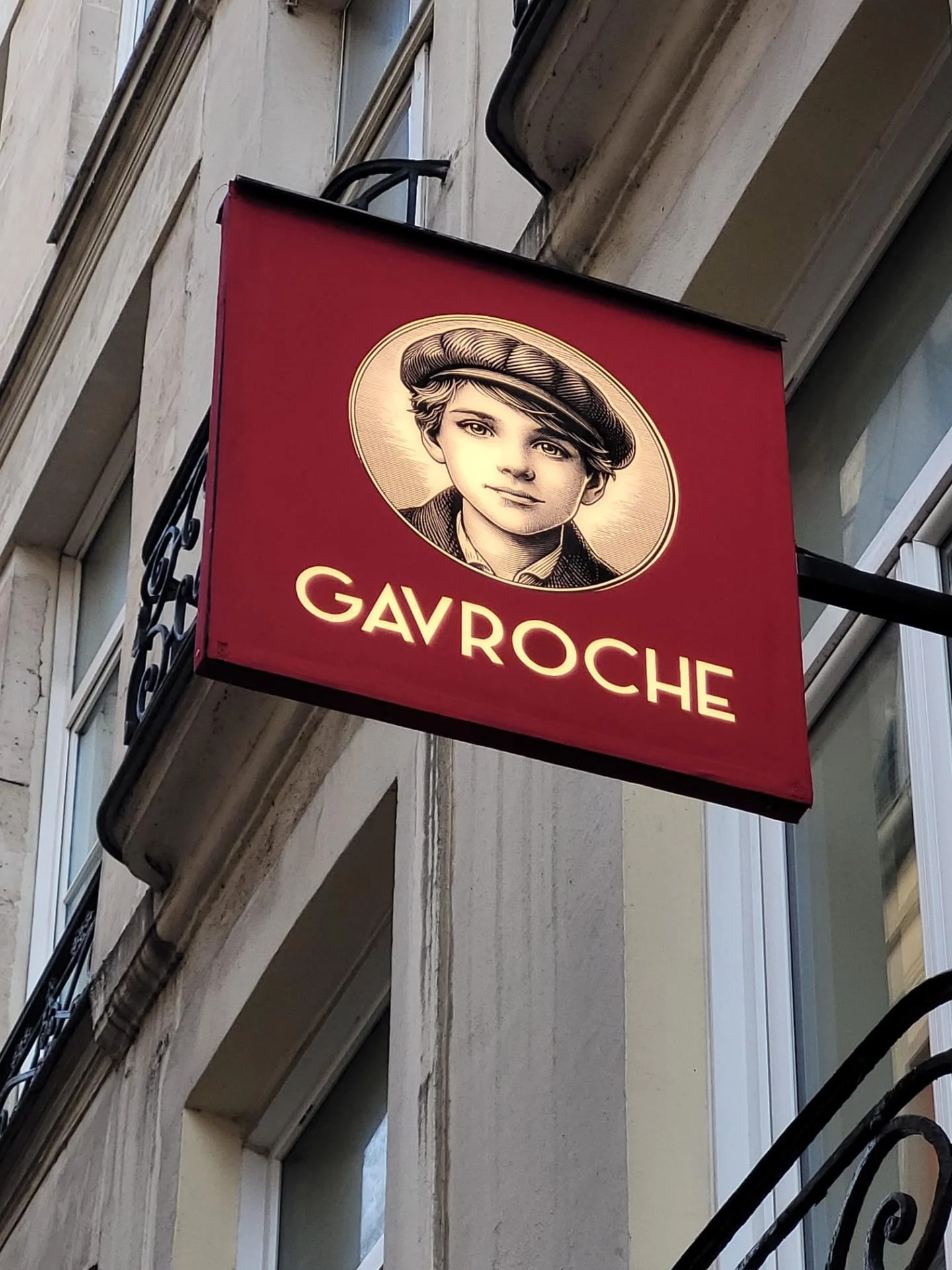 Gavroche drapeau lumineux led interieur discret pour restaurant parisien 1