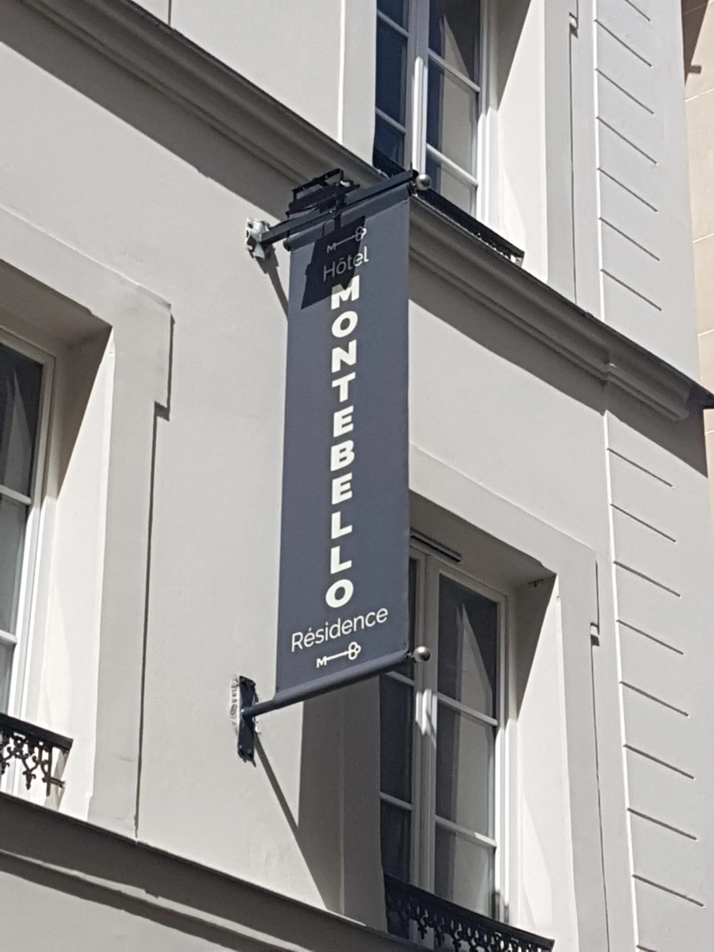 Hotel montebello paris kakemono tendu finition boule decorative spot ultra puissant etanche by va enseignes stores