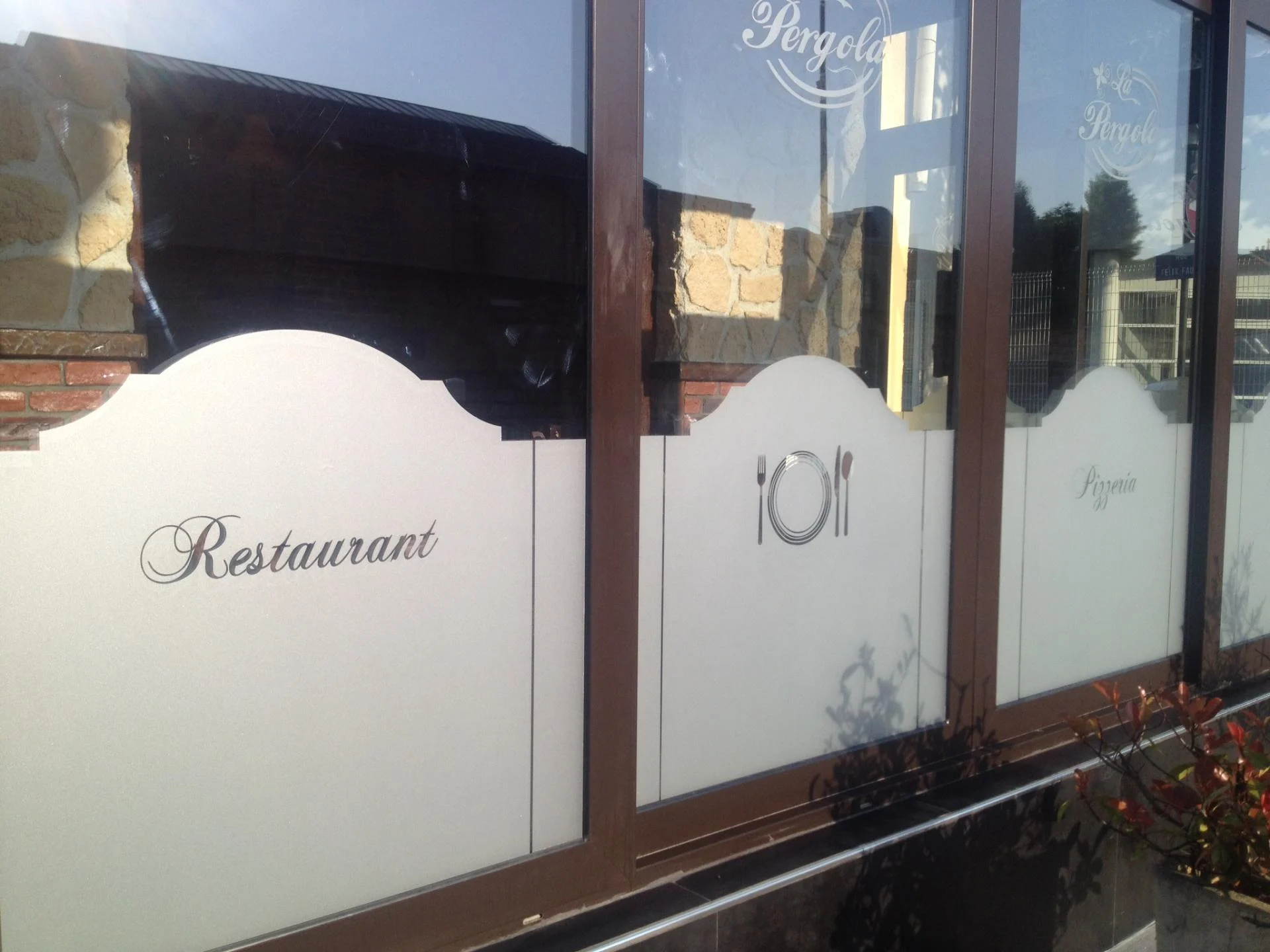 sablage fumé avec incrustation de textes d'un restaurant