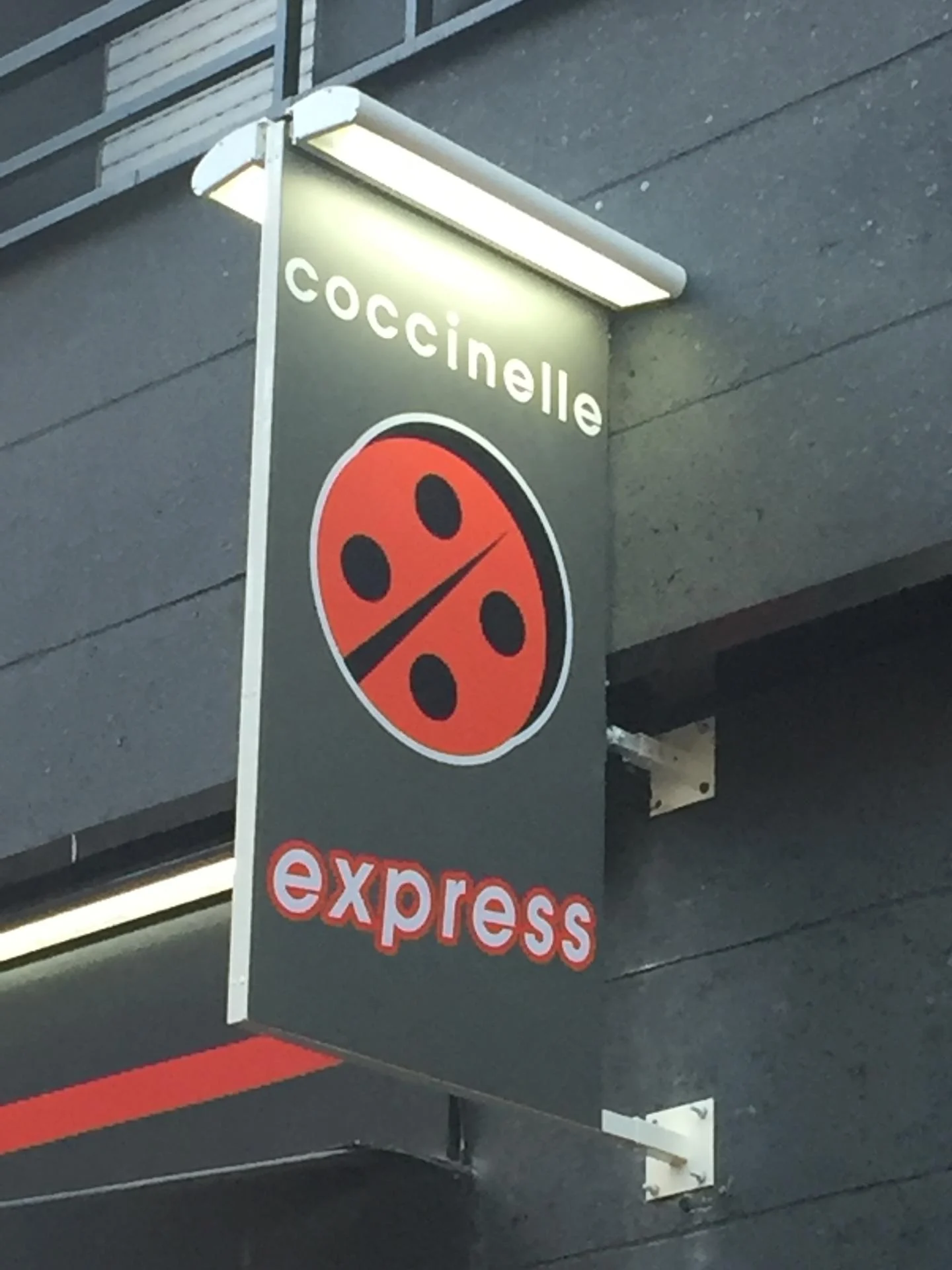 enseigne drapeau supermarché coccinelle à paris
