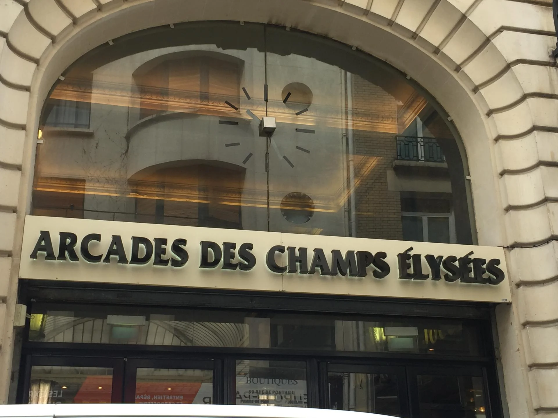 Arcades des champs élysées lettres boitiers en alu avec éclairage indirect en Led blanc