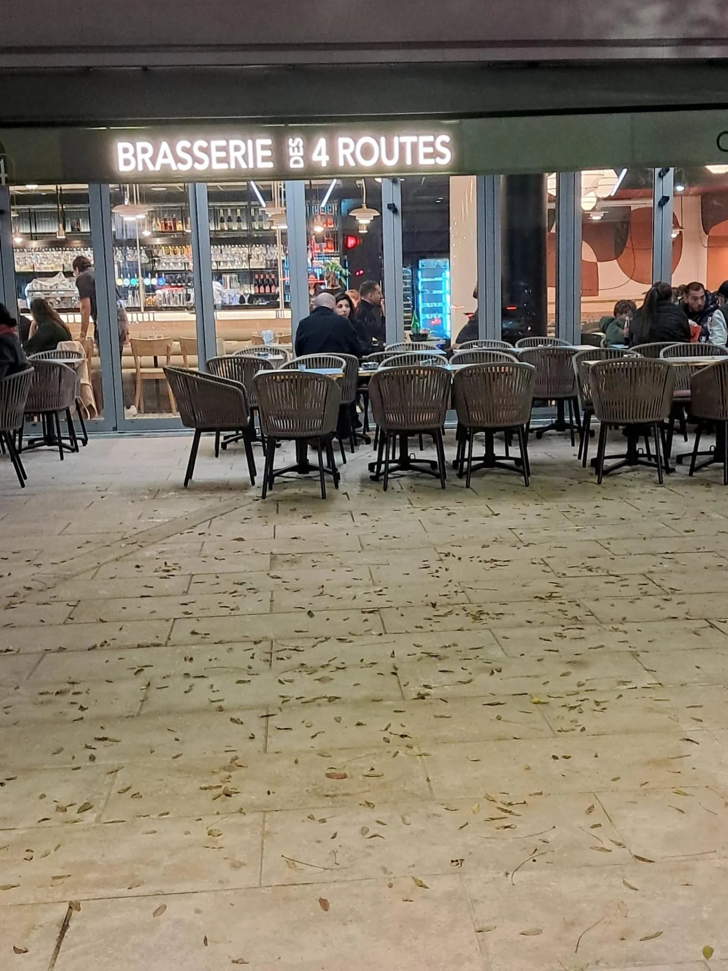 Lambrequin lumineux vue de nuit de brasserie les routes
