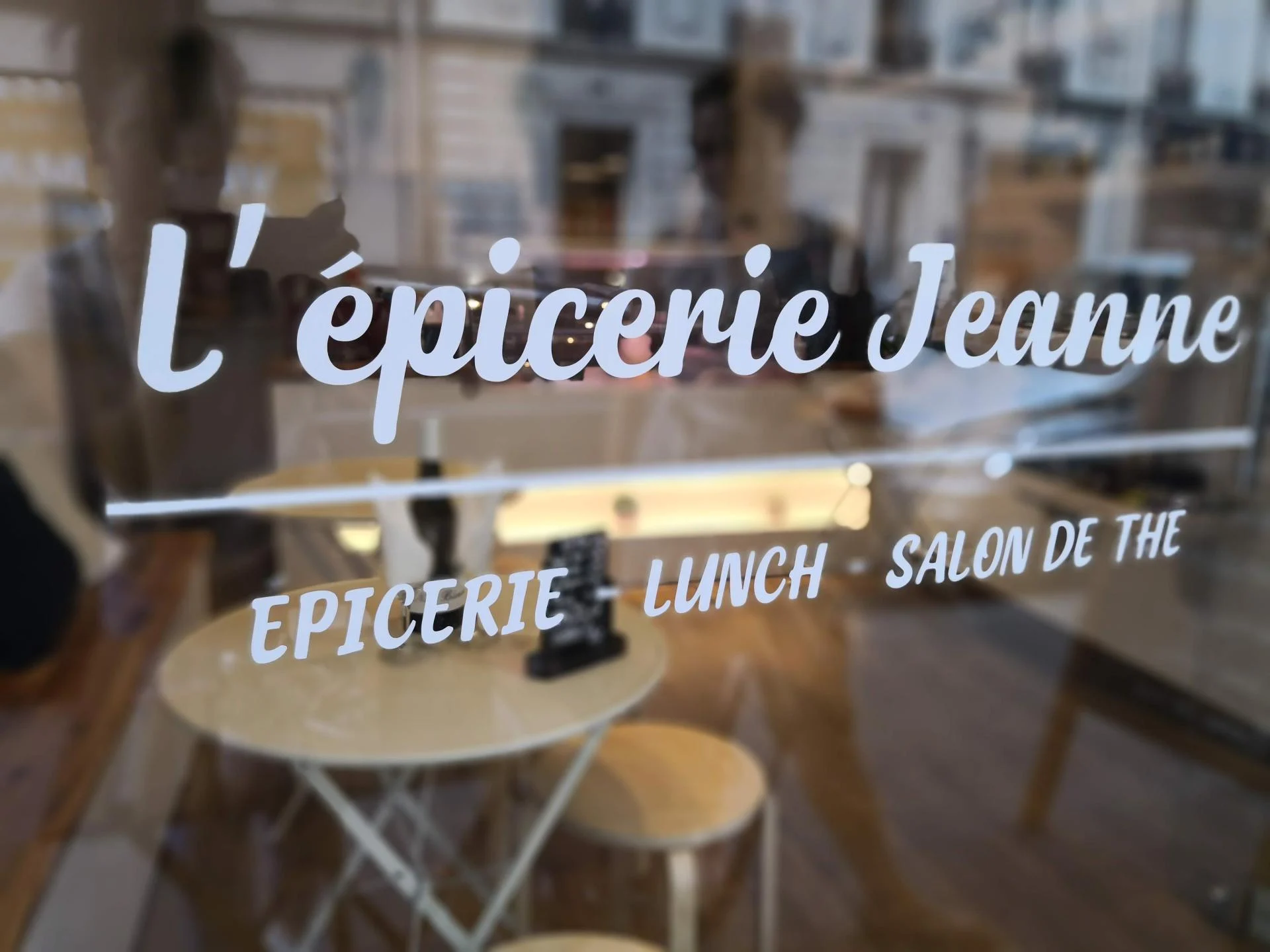 Lettrage en adhesif vitrine exterieur l epicerie jeanne va enseignes