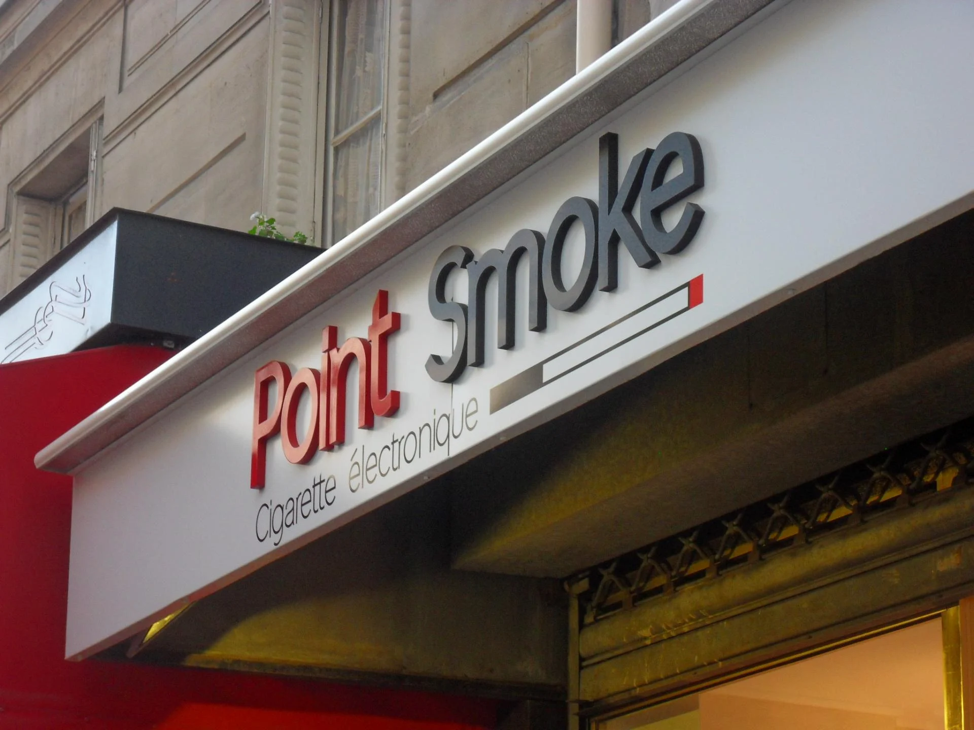 Point smoke paris enseigne bandeau lettre decoupe en pvc relief eclairage par pll puissant by va enseignes stores 1