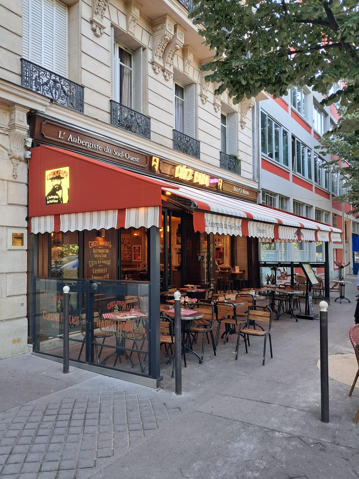 Restaurant chez papa a paris store complet et joues en toile haute qualite avec composition lumineuse sur la toile de la joues texte en neon opur l enseigne principale 1