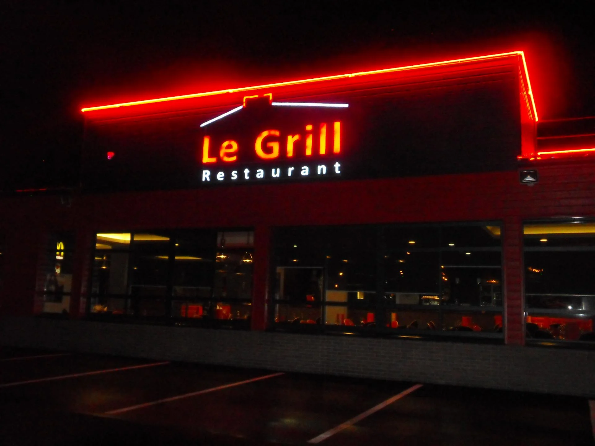 Restaurant le grill 94 cerclage neon rouge haute intensite lettre boitiers lumineuses led rouge par va enseignes stores 2