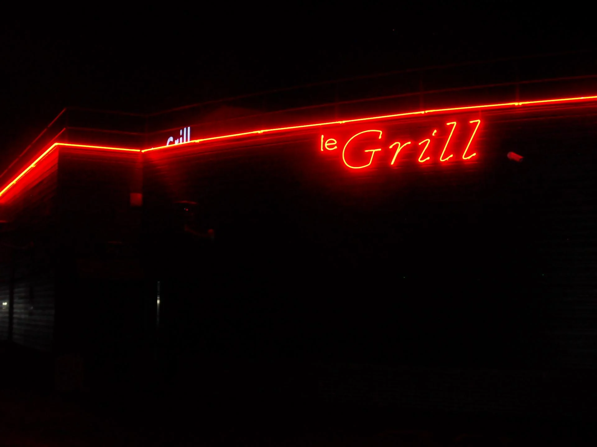 Restaurant le grill 94 cerclage neon rouge haute intensite lettre boitiers lumineuses led rouge par va enseignes stores 10