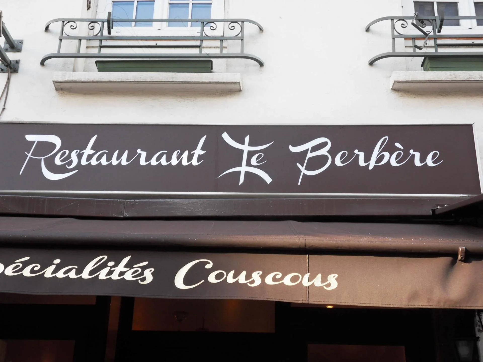 restaurant berbère  à Paris, bandeau caisson simple face lumineux avec un éclairage Led basse consommation intérieur, étanche
