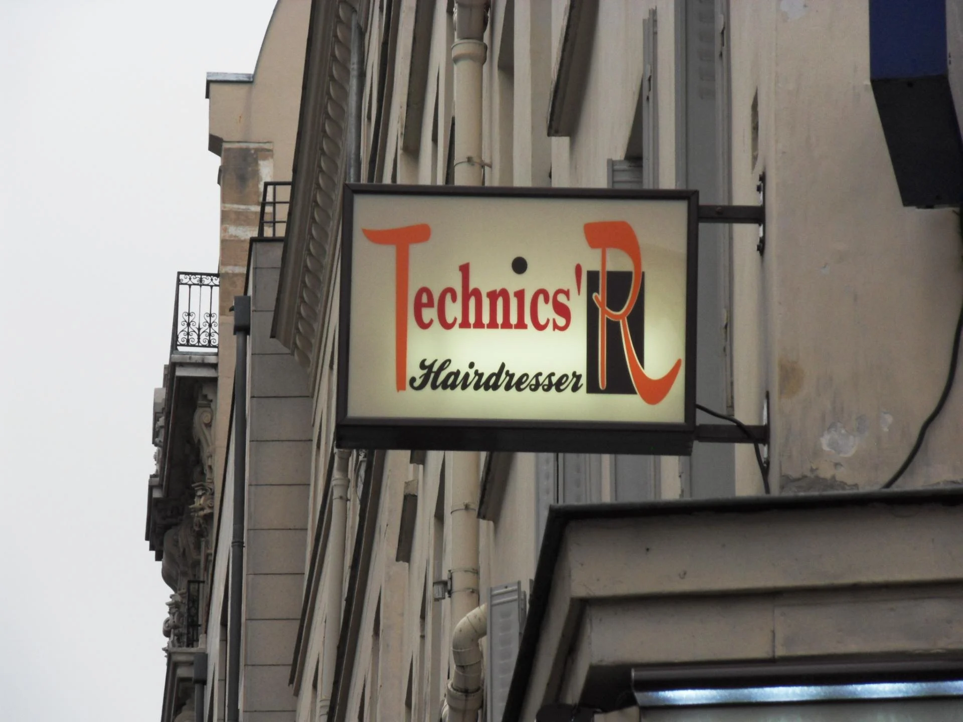 Technic s r coiffure beaute paris enseignes lettres decoupees habillage facadde commerciale eclairage par pll puissant by va enseignes 8
