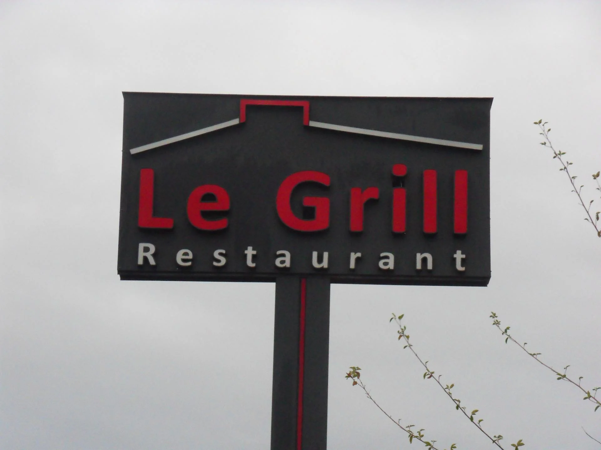 Totem lumineux grand format le grill restaurant paris lettre boitier par va enseignes stores3