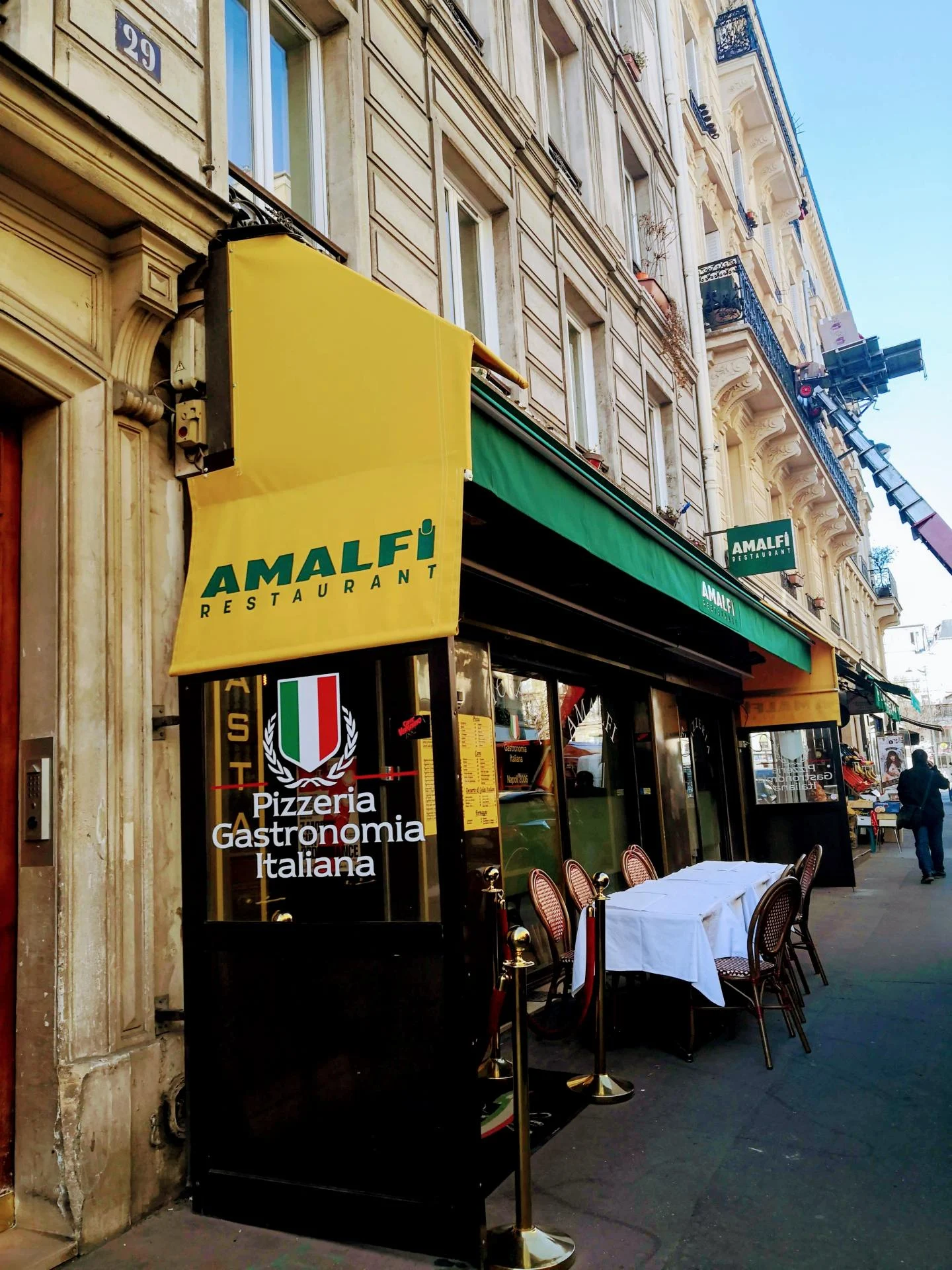 Vu en perspective de restaurant amalfi joue complete avec inscription led lumineuses et paravent fixes