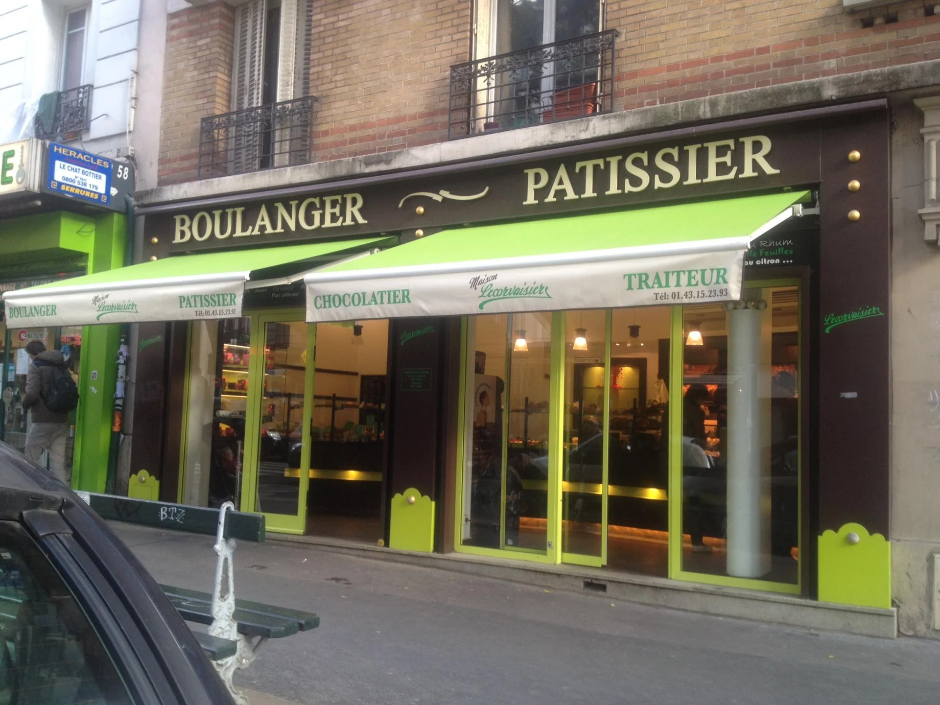 Vue d enemble store banne complet personnalisation de lambrequin descente en toile 330gr avec inscriptions a la lettre peinte par vaenseignes stores6