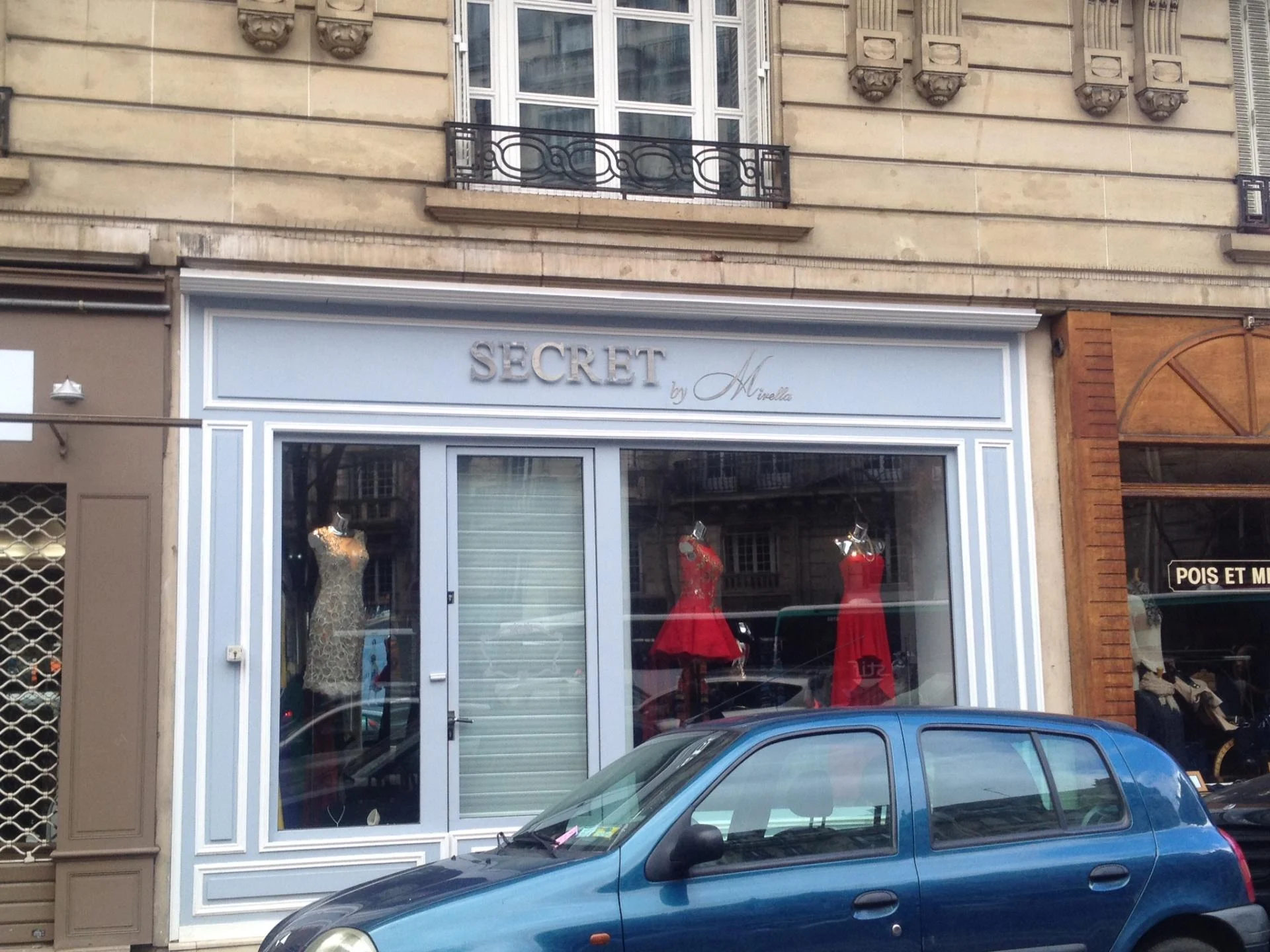 Vue d ensemble boutqiue secret paris lettres decoupees en chrome eclairage pll par va enseignes stores