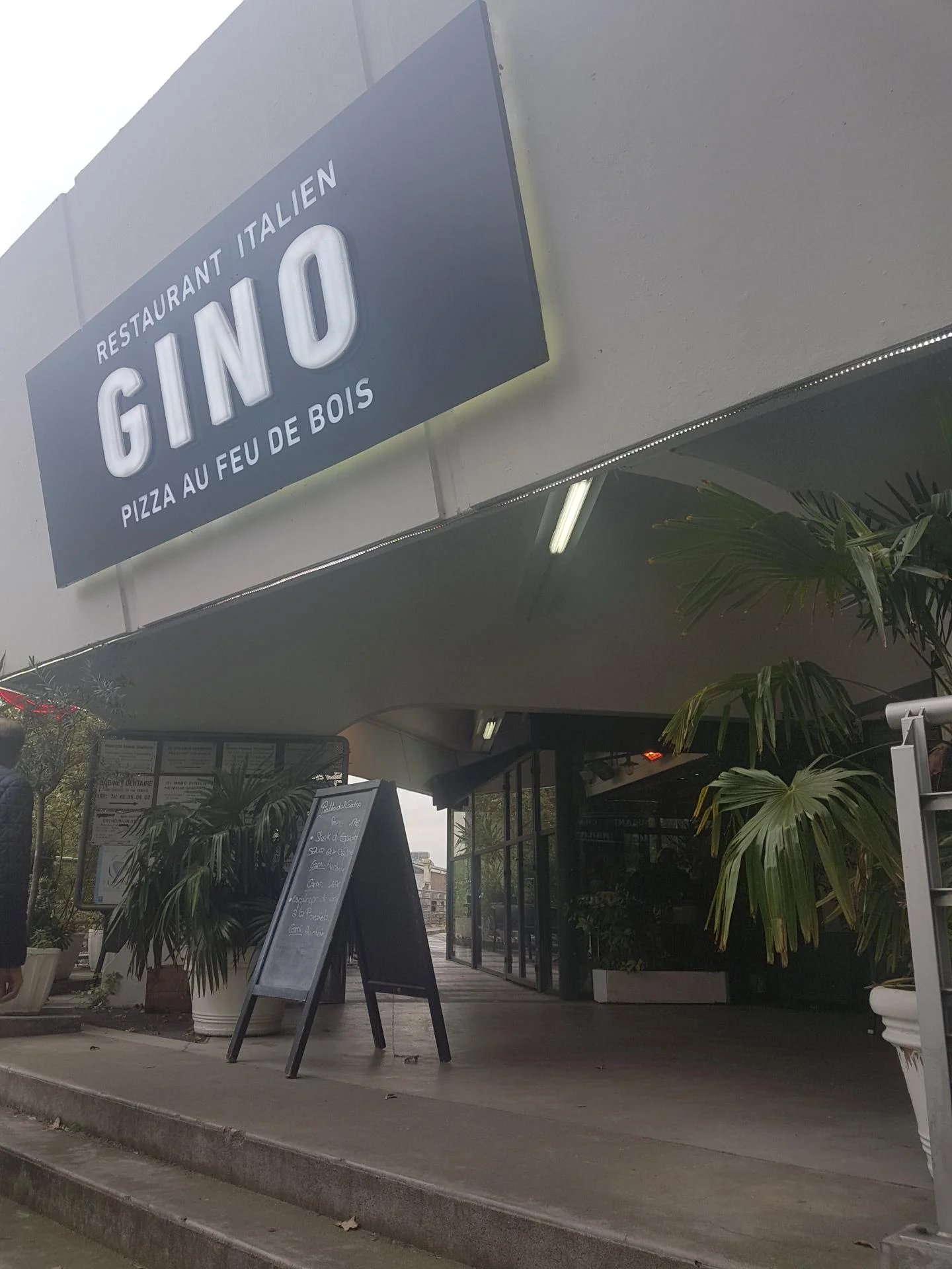 Vue persepctive enseigne lumineuse restaurant gino a paris 13 par va enseignes stores 3